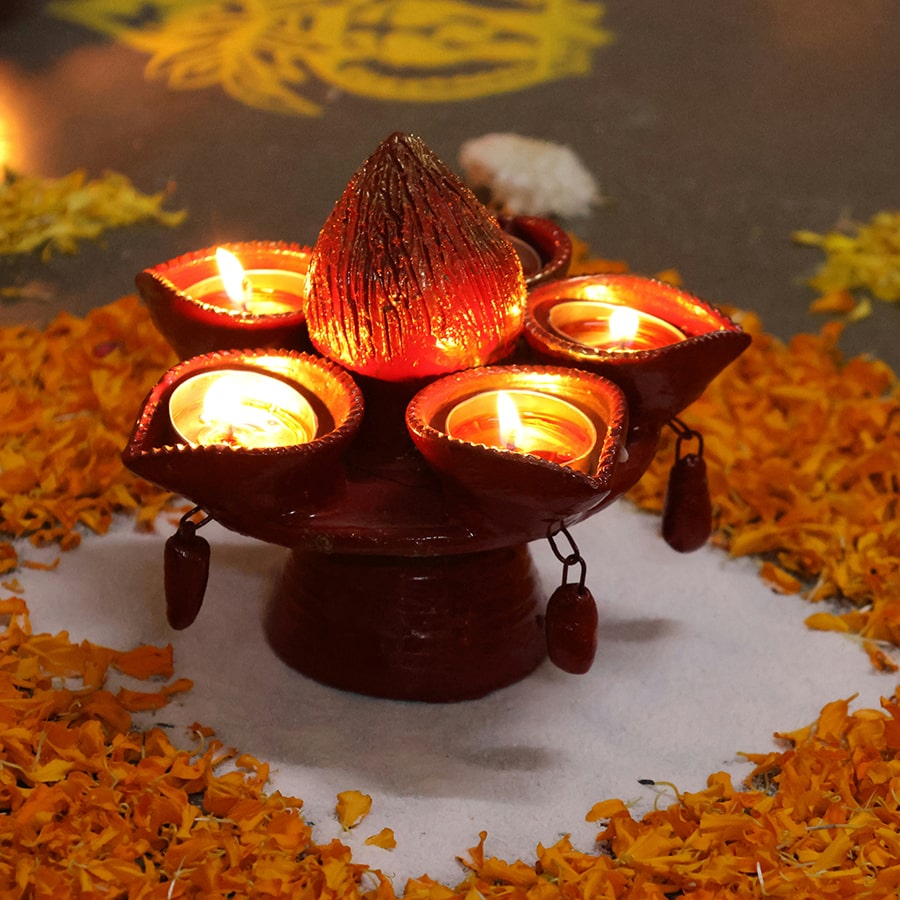 Diwali lamps and flower rangoli. Credit Aveedibya Dey unsplash